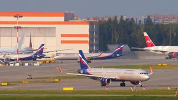 moscou, federação russa, 12 de setembro de 2020 - aeroflot russian airlines airbus 321 vp bfk taxiando para a pista para partir do aeroporto internacional de sheremetyevo svo.
