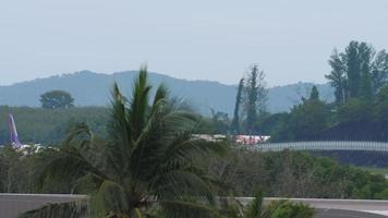 phuket, Thailand december 5, 2016 - Thais luchtwegen luchtbus 330 versnelt Aan de landingsbaan voordat nemen uit van phuket Internationale luchthaven, Thailand hkt. vlucht van phuket, vertrek video