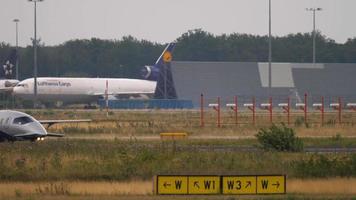 frankfurt am main, alemanha 19 de julho de 2017 - airgo private airline piaggio p180 avanti d ivin antes de decolar na pista 18 fraport, frankfurt, alemanha