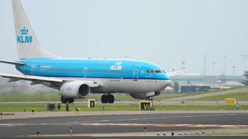 amsterdam, il Olanda luglio 26, 2017 - klm boeing 737 ph bgx svolta per pista di decollo a Schiphol aeroporto, amsterdam, Olanda video