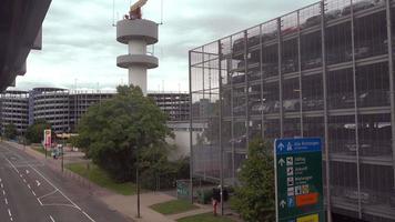 frankfurt am huvud, Tyskland juli 20, 2017 - horisont monorail för frankfurt flygplats passagerare. de flygplats terminaler är ansluten förbi de horisont monorail video