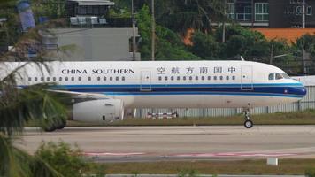 phuket, tailandia 26 de noviembre de 2019 - china south airbus a321, b 6339 rodando después de aterrizar en el aeropuerto internacional de phuket