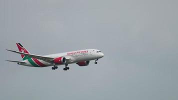 amsterdam, niederlande 27. juli 2017 - kenya airways boeing 787 dreamliner 5y kzb nähert sich vor der landung auf der landebahn 18c zwanenburgbaan. flughafen shiphol, amsterdam, holland video