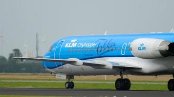 Amsterdam, die niederlande 25. juli 2017 - klm cityhopper fokker 70 ph kzu anthony fokker livree rollt vor dem abflug auf der landebahn 36l polderbaan. flughafen shiphol, amsterdam, holland video