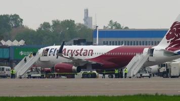 almaty, kazajstán 4 de mayo de 2019 - pasajeros que abordan fly atystan airbus a320. aeropuerto internacional de almaty, kazajstán video