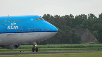 amsterdam, países bajos 25 de julio de 2017 - klm royal dutch airlines boeing 747 ph bfc gire la pista antes de la salida en polderbaan 36l, aeropuerto de schiphol, amsterdam, holanda video