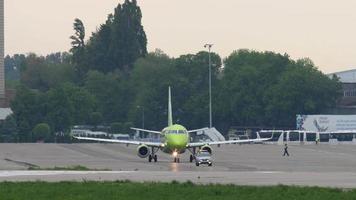 almatië, Kazachstan mei 4, 2019 - omhelst erj 10 s7 taxiën voordat vertrek Bij volgen me auto, Almaty Internationale luchthaven, Kazachstan video