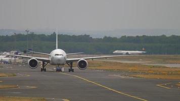 francfort-sur-le-main, allemagne 20 juillet 2017 - cathay pacific boeing 777 b kpu remorquage du service. Fraport, Francfort, Allemagne video