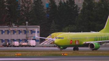 novosibirsk, rusia 10 de junio de 2020 - boeing 737 8lp de s7 airlines, taxis vq bmg al amanecer hasta la terminal del aeropuerto de tolmachevo, novosibirsk video