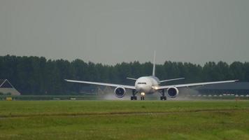 amsterdam, de nederländerna juli 24, 2017 - lan frakt boeing 777 n776la accelerera innan avresa på polderbaan 36l, regnig väder, schiphol flygplats, amsterdam, holland video