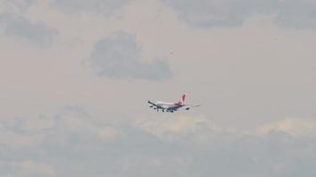 novosibirsk, federación rusa 27 de junio de 2021 - carga boeing 747 de cargolux vuela para aterrizar en el aeropuerto internacional tolmachevo, novosibirsk ovb. tablero de carga llega al aeropuerto video