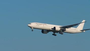 sochi, rusia 31 de julio de 2022 - boeing 777, ra 73342 de nordwind airlines aterrizando en el aeropuerto de sochi. toma cinematográfica de un avión de fuselaje ancho volando, vista lateral. concepto de turismo y viajes video