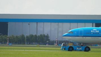 Amsterdam, die niederlande 26. juli 2017 - klm airbus 330 ph aod wird von einem traktor zum service gezogen. Flughafen Schiphol, Amsterdam, Niederlande