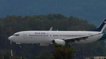 phuket, thailand 30. november 2018 - silkair boeing 737, 9v mgj landet auf dem flughafen phuket video