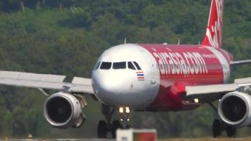 phuket, tailândia, 12 de novembro de 2019 - airasia airbus 320 freando após o pouso no aeroporto de phuket video