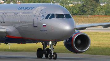 Moscou, Federação Russa, 29 de julho de 2021 - a Aeroflot Airlines está taxiando. passageiro airbus a320 chegou ao aeroporto de sheremetyevo svo. avião civil vai para a pista video