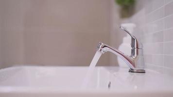 opslaan water, sommige mensen vergat beurt uit water zo Mens beurt uit. beurt uit de water na niet gebruik voor bespaart energie en opslaan geld vermindert globaal opwarming. milieu, voor toekomst. video