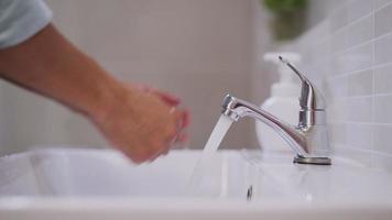 Mens druk op zeep fles en zeep bubbels Aan zijn hand- in voorbereiding voor schoonmaak handen. mannetje zijn het wassen door zeep hun handen naar doden bacterieën. de concept van netheid voor mooi zo Gezondheid en beschermen virus. video