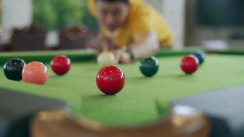 Snooker spielen im Urlaub und Treffen. video