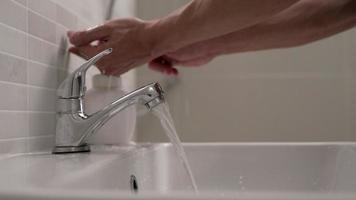 limpo é um método para evitar o conceito de germes. homem lavando as mãos após manusear um objeto para prevenir a infecção pelo vírus. lavar as mãos rejeita o risco de contrair o vírus. video