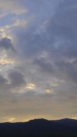 ciel crépusculaire et à l'aube avec un laps de temps vertical de cumulus dans une soirée. video