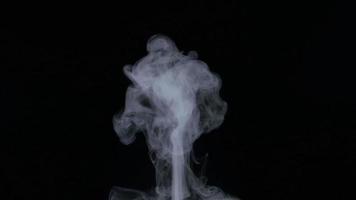 zeitlupe von weißem rauch, nebel, nebel, dampf auf schwarzem hintergrund. video