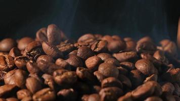 cámara lenta de granos de café tostados cayendo. semillas de café orgánico.