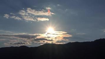 lapso de tiempo de la majestuosa puesta de sol o amanecer paisaje hermosa nube y cielo naturaleza paisaje scence. Imágenes de 4k. video