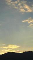 crepúsculo y cielo del amanecer con lapso de tiempo vertical de nubes cumulus en una noche. video