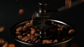 slow motion van gebrande koffiebonen vallen. biologische koffie zaden. video