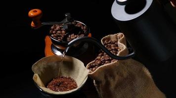 verter agua caliente a los granos de café tostados para hacer café, gotear café, verter sobre café. video