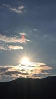 timelapse del tramonto drammatico con cielo arancione in una giornata di sole. video