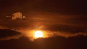 Sonnenaufgang im orangefarbenen Himmel 4k Zeitraffervideo. video