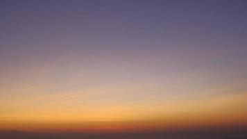 zonsopkomst in de oranje lucht 4k tijd vervallen video. geweldig landschap van lucht en silhouet van berg Aan de horizon. video