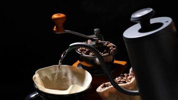 verser de l'eau chaude sur des grains de café torréfiés pour faire un café, égoutter le café, verser sur le café. video