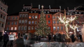 linda árvore de natal no meio da cidade velha de varsóvia na europa. espírito mágico de natal. video