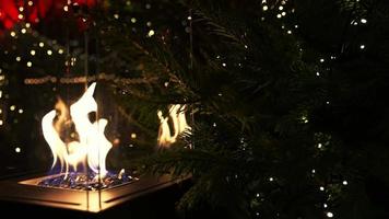 jul träd dekoration och lampor, slät rörelse kamera med parallax effekt. 4k filmiska stänga upp jul bakgrund video. video