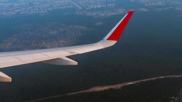 Blick aus dem Flugzeugfenster auf Flügel und Horizont, blauer Himmel. reise- und tourismuskonzept. bequemer Flug video