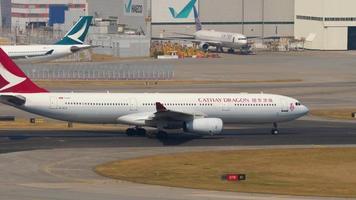 hong kong 10 de noviembre de 2019 - cathay dragon airbus a330 b hlk acelerar antes de la salida del aeropuerto internacional chek lap kok, hong kong. video