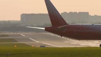 Moskou, Russisch federatie september 13, 2020 - boeing 777, ei xlp van rossiya taxi's voor uittrekken Bij sheremetyevo Internationale luchthaven, Moskou video