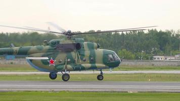 novosibirsk, rússia, 17 de junho de 2020 - helicóptero militar decola lentamente da pista. helicóptero militar começa a decolar video