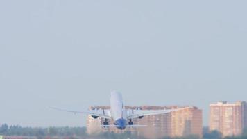 moscú, federación rusa 13 de septiembre de 2020 - boeing 777 aeroflot airlines despega hacia el cielo en el aeropuerto internacional sheremetyevo, moscú video