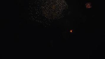 groot mooi exploderend vuurwerk in de donker lucht. veel van helder gekleurde lichten. feestelijk groet. pyrotechnisch tonen in eer van de nieuw jaar. 4e onafhankelijkheid dag. 4 juli video