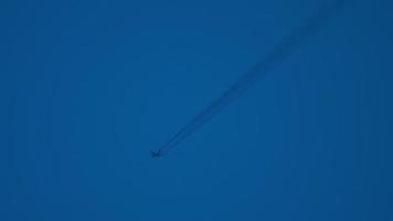 scie di condensazione nel il sera cielo. aereo volante alto. video