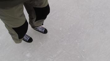 Mens het schaatsen Aan winter dag. ijs het schaatsen, eerste persoon visie van ijs skates en ijs video