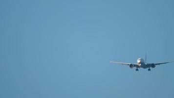 widebody-flygplan som närmar sig över havet innan landning på Phukets flygplats video