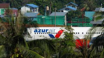 phuket, tailândia, 3 de dezembro de 2017 - azur air boeing 757 vq bkb travando após o pouso no aeroporto internacional de phuket video