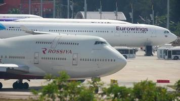 phuket, thailand 30. november 2016 - rossiya boeing 747 ei xlf rollen vor abflug, flughafen phuket. Blick von der obersten Etage des Hotels Centara Grand West Sands Resort Phuket video