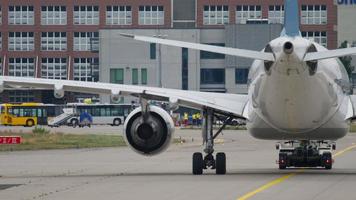 frankfurt am main, alemanha 20 de julho de 2017 - china south airbus 330 b 6526 rebocando do serviço. fraport, frankfurt, alemanha video