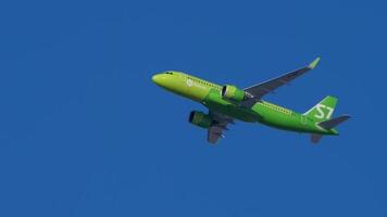 Novosibirsk, Russia marzo 29, 2020 - s7 airbus a320 neo vp bwt si avvicina al di sopra di novosibirsk prima atterraggio nel tolmachevo aeroporto video